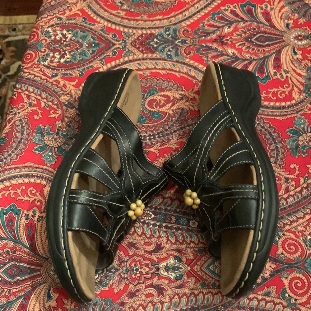 Clarks size 10m leather uppers black with tan accents arch supporting sandals.